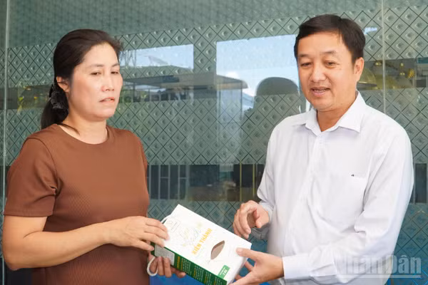 Ông Lê Hồng Việt, Chủ tịch Ủy ban nhân dân xã Vị Thanh 1 trao đổi với Hợp tác xã Nông nghiệp và dịch vụ Kiến Thành. (Ảnh: VĂN ÚT)