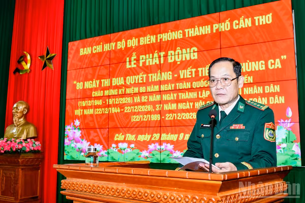 Đại tá Huỳnh Thanh Hùng, Chính ủy Bộ đội Biên phòng thành phố Cần Thơ phát động phong trào thi đua. (Ảnh: VĂN LONG)