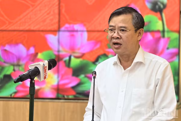 Ông Trương Cảnh Tuyên, Chủ tịch Ủy ban nhân dân, Chủ tịch Hội đồng Thi đua-Khen thưởng thành phố Cần Thơ phát biểu tại lễ phát động. (Ảnh: VĂN ÚT)