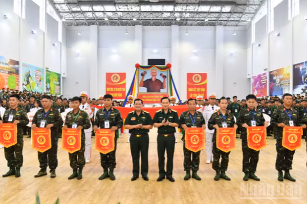 Thủ trưởng Bộ Tư lệnh Quân khu tặng Cờ lưu niệm cho các đoàn vận động viên. (Ảnh: HỮU TÀI)