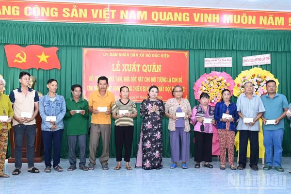 Đồng chí Hồ Thị Cẩm Đào, Phó Bí thư Thành ủy, Chủ tịch Ủy ban Mặt trận Tổ quốc Việt Nam thành phố Cần Thơ tham gia lễ xuất quân và tặng quà cho các gia đình. (Ảnh: VĂN ÚT) 
