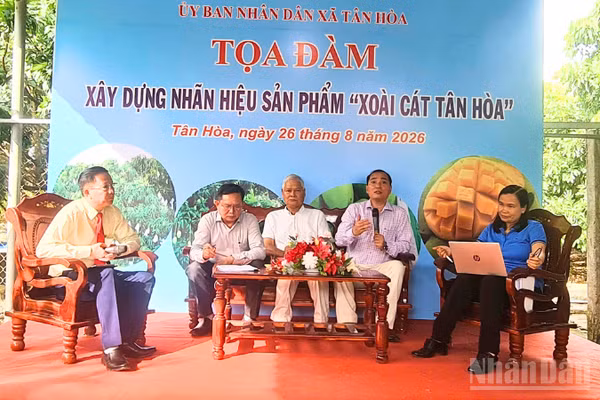 Các diễn giả tham gia buổi ọa đàm. (Ảnh: VĂN ÚT)