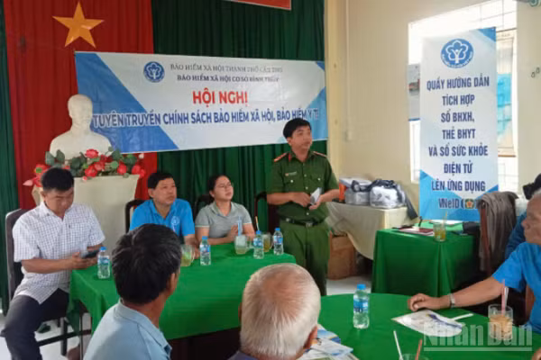 Bảo hiểm xã hội Cơ sở Bình Thủy lồng ghép tuyên truyền chính sách bảo hiểm xã hội, bảo hiểm y tế và hướng dẫn người dân tích hợp sổ bảo hiểm xã hội, thẻ bảo hiểm y tế trên ứng dụng VNeID. (Ảnh: LÊ THẢO)