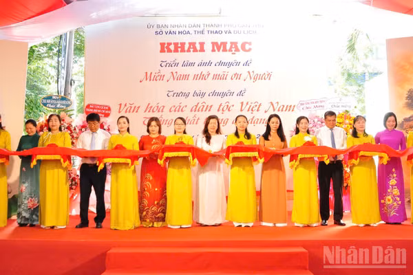 Các đại biểu thực hiện nghi thức khai mạc triển lãm. (Ảnh: VĂN ÚT)