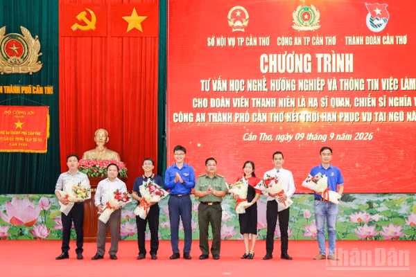 Lãnh đạo Công an thành phố và Thành đoàn Cần Thơ tặng hoa cảm ơn các đơn vị đồng hành cùng chương trình. (Ảnh: Công an cung cấp)