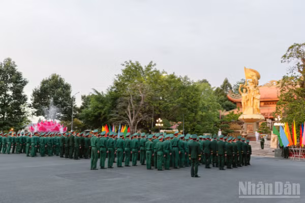 Cán bộ, chiến sĩ lực lượng vũ trang Quân khu 9 dâng hương tại Tượng đài Chiến thắng nhân kỷ niệm 81 năm Quốc khánh nước Cộng hoà xã hội chủ nghĩa Việt Nam (2/9/1945-2/9/2026). (Ảnh: PHƯƠNG NHẬT)