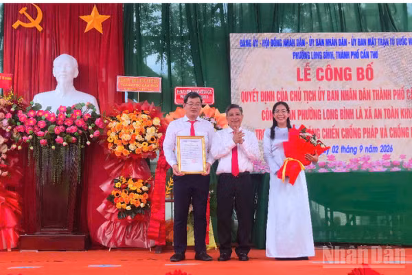 Đồng chí Đồng Văn Thanh, Ủy viên Trung ương Đảng, Phó Bí thư Thường trực Thành ủy, Chủ tịch Hội đồng nhân dân thành phố Cần Thơ trao Quyết định công nhận phường Long Bình là xã An toàn khu. (Ảnh: VĂN ÚT)