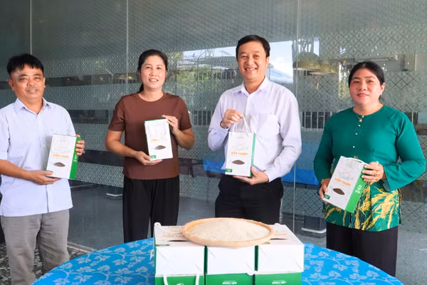 Lãnh đạo xã Vị Thanh 1, thành phố Cần Thơ thăm Hợp tác xã Nông nghiệp và Dịch vụ Kiến Thành. (Ảnh: VĂN ÚT)