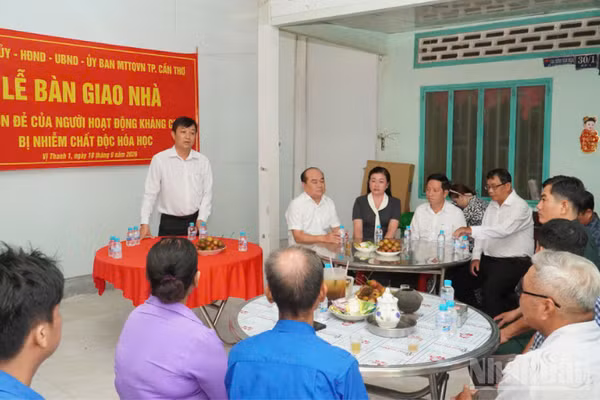 Quang cảnh lễ bàn giao nhà tại ấp 1 xã Vị Thanh 1, thành phố Cần Thơ. (Ảnh: VĂN ÚT)