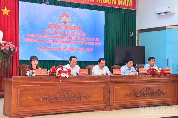 Ủy viên Bộ Chính trị, Bộ trưởng Nông nghiệp và Môi trường Trần Đức Thắng (thứ 3 từ trái qua) tham dự Hội nghị tiếp xúc cử tri đơn vị bầu cử số 3 thành phố Cần Thơ.