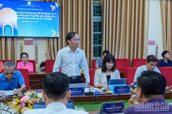 Các đại biểu trao đổi ý kiến trong khuôn khổ Hội thảo. (Ảnh: GIANG NAM)