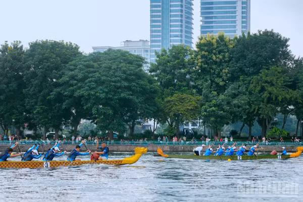 Các vận động viên tạo nên những màn đua tài sôi nổi trên mặt nước hồ Tây.