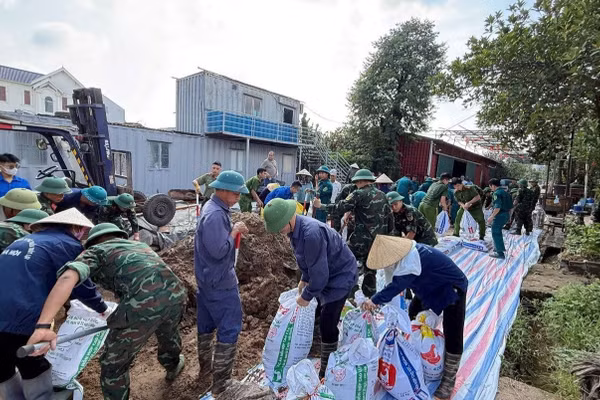 Trong thời bình, lực lượng vũ trang thủ đô luôn tích cực tham gia các hoạt động cứu trợ nhân dân khi thiên tai xảy ra. (Ảnh: Phạm Luân)