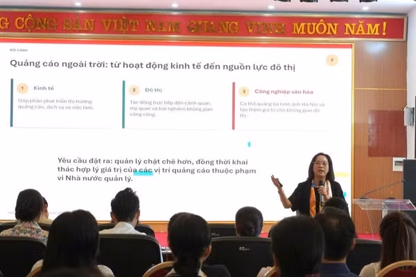 Đại diện lãnh đạo Sở Văn hóa, Thể thao và Du lịch Hà Nội phổ biến Luật Thủ đô và các văn bản thực hiện Luật Thủ đô đến các đại biểu. Ảnh: Phạm Quỳnh.