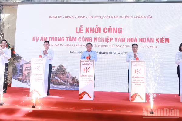 Phó Bí thư Thành ủy Hà Nội Nguyễn Văn Phong (giữa) cùng các đại biểu thực hiện nghi thức khởi công dự án.