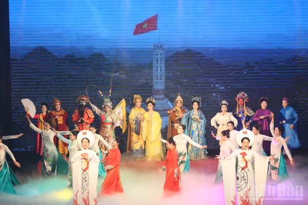 Các nghệ sĩ tỏa sáng trên sân khấu trong đêm bế mạc Liên hoan. (Ảnh: GIANG NAM)