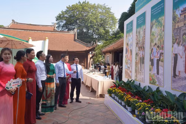 Các đại biểu tham quan trưng bày về 10 mô hình văn hóa ứng xử. (Ảnh: GIANG NAM)