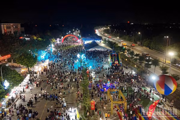 Lễ hội mùa Thu tại xã Thiên Lộc thu hút lượng rất lớn người dân, công nhân đến tham gia.