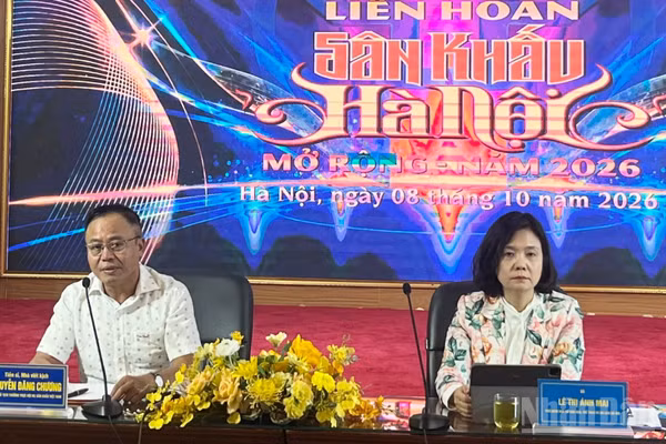 Đại diện lãnh đạo Sở Văn hóa, Thể thao và Du lịch Hà Nội cùng Hội Nghệ sĩ sân khấu Việt Nam công bố các hoạt động của Liên hoan sân khấu Hà Nội.