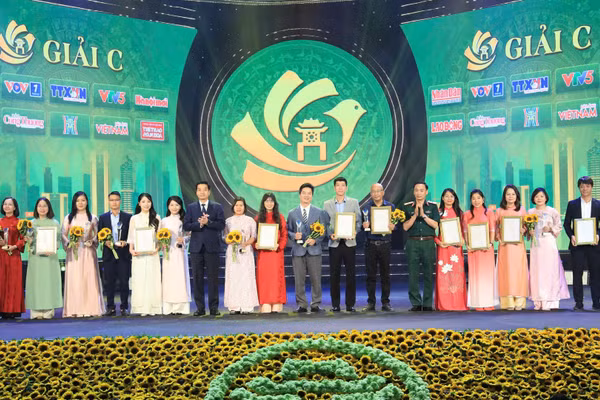 Ban tổ chức vinh danh những tác giả có tác phẩm đạt giải cao. (Ảnh: BTC)