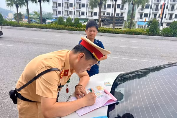 Tổng kiểm soát phương tiện kinh doanh vận tải cần được duy trì thường xuyên, liên tục. Ảnh: Lê Khánh