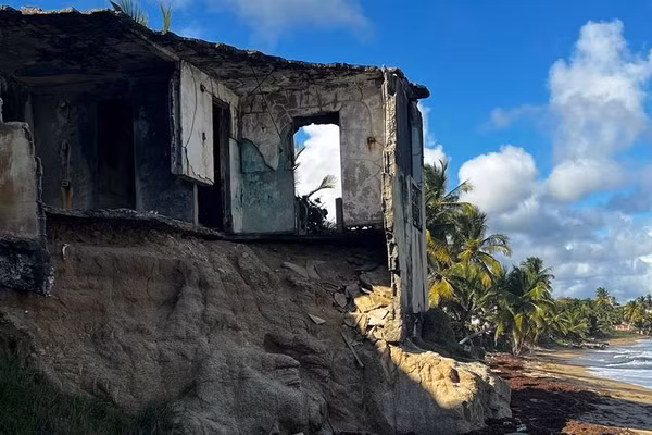 Nhiều ngôi nhà bị biển cuốn trôi do xói mòn bờ biển ở Puerto Rico, vùng biển Caribbean.