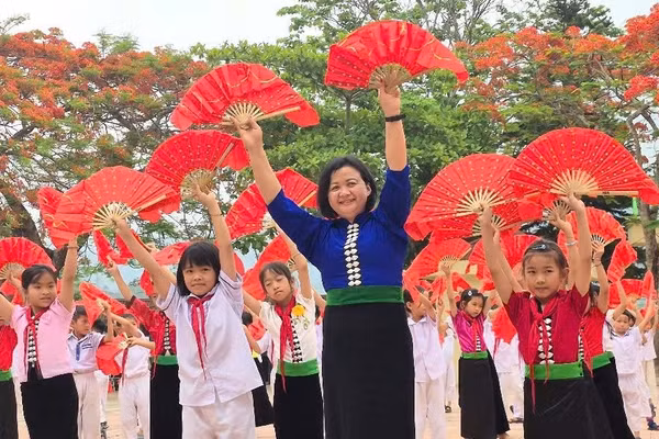 Cô giáo Quàng Thị Diên thường xuyên “lấy mình ra làm gương” tham gia mọi hoạt động với học sinh.