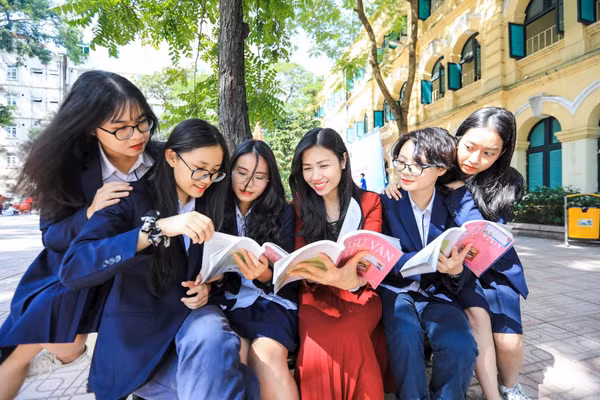 Xây dựng trường học hạnh phúc không chỉ là một khẩu hiệu. Trong ảnh: Cô và trò Trường THPT Việt Đức. Ảnh: Thành Đạt