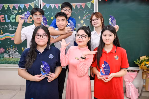 Khoảnh khắc cô Vũ Minh Trang, giáo viên chủ nhiệm lớp 6C Trường THCS Nguyễn Du “khoe” những thành quả đáng trân trọng nhất của mỗi giáo viên. Ảnh: Thành Đạt