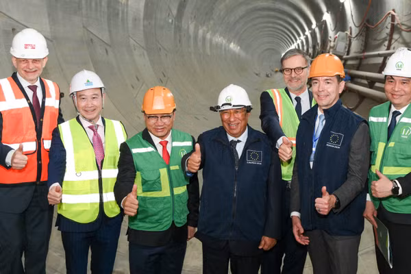 Chủ tịch Hội đồng châu Âu António Costa cùng các đại biểu tại công trường dự án Metro tuyến số 3.
