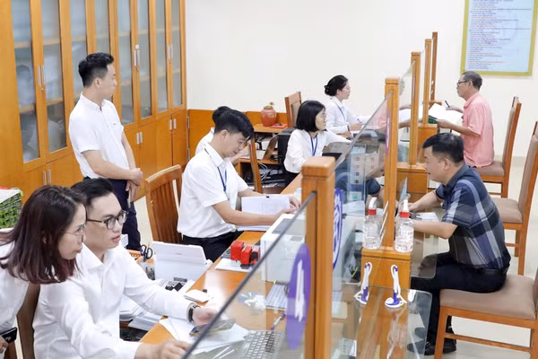 Khi bỏ cấp trung gian, áp lực công việc không mất đi mà trái lại, dồn toàn bộ xuống cấp cơ sở.