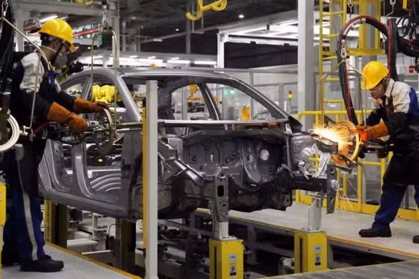 Lắp ráp ô-tô tại Nhà máy ô-tô Hyundai Thành Công (Khu công nghiệp Gián Khẩu, Ninh Bình). 