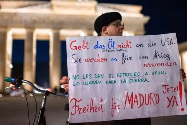 Một người đàn ông tham gia cuộc biểu tình phản đối hành động tấn công Venezuela của Mỹ tại Cổng Brandenburg ở Berlin, Đức, ngày 5/1/2026. (Ảnh: Tân Hoa xã)
