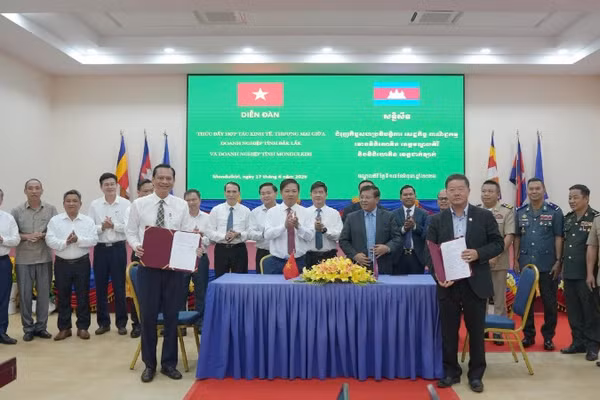 Doanh nghiệp 2 tỉnh Đắk Lắk và Mondulkiri ký kết hợp tác tại diễn đàn. 
