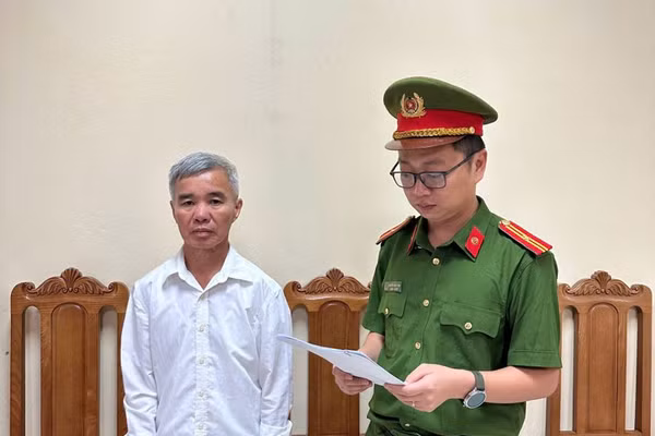 Cơ quan Cảnh sát điều tra công bố Quyết định khởi tố bị can, lệnh cấm đi khỏi nơi cư trú đối với Bạch Chí Điển. (Ảnh: Công an Phú Thọ)