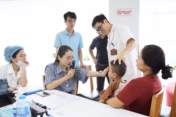 Bác sĩ khám sàng lọc, kiểm tra thị lực và tình trạng mắt cho trẻ em khuyết tật. (Ảnh: NGỌC LONG)