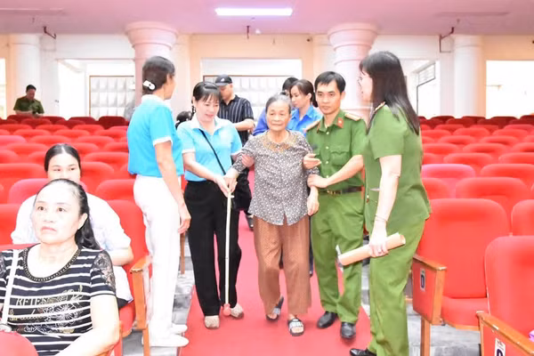 Cán bộ, chiến sĩ Công an tỉnh Phú Thọ triển khai đợt 2 lấy mẫu ADN thân nhân liệt sĩ chưa xác định được danh tính. (Ảnh: CTV)