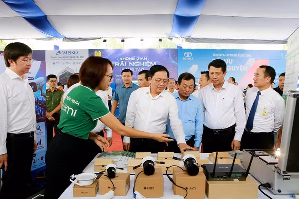 Phó Thủ tướng Hồ Quốc Dũng cùng lãnh đạo tỉnh Phú Thọ tham quan gian trưng bày sản phẩm đổi mới sáng tạo tỉnh Phú Thọ.