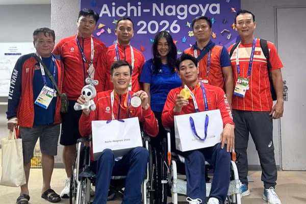 Phó Cục trưởng Thể dục thể thao, Trưởng đoàn Thể thao người khuyết tật Việt Nam tại Asian Para Games 5 Nguyễn Trọng Hổ cùng đại diện lãnh đạo đoàn trao thưởng nóng cho hai vận động viên Đỗ Thanh Hải và Lê Tiến Đạt. (Ảnh: THU MY) 
