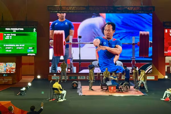 Lê Văn Công một lần nữa chứng minh bản lĩnh của lực sĩ hàng đầu thể thao người khuyết tật Việt Nam. (Ảnh: HOÀI THU)