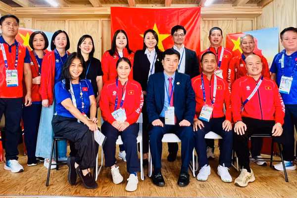 Tổng Lãnh sự Việt Nam tại Osaka Nguyễn Trường Sơn và đại diện Cộng đồng người Việt Nam tại Nhật Bản đã đến thăm, tặng quà, động viên Đoàn Thể thao người khuyết tật Việt Nam đang tham dự Asian Para Games 5. (Ảnh: ĐỨC TUYÊN)