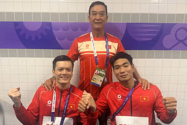 Ba thầy trò huấn luyện viên Đăng Viễn cùng Lê Tiến Đạt cùng Đỗ Thanh Hải sau khi thực hiện bài thi. (Ảnh: THU HOÀI)