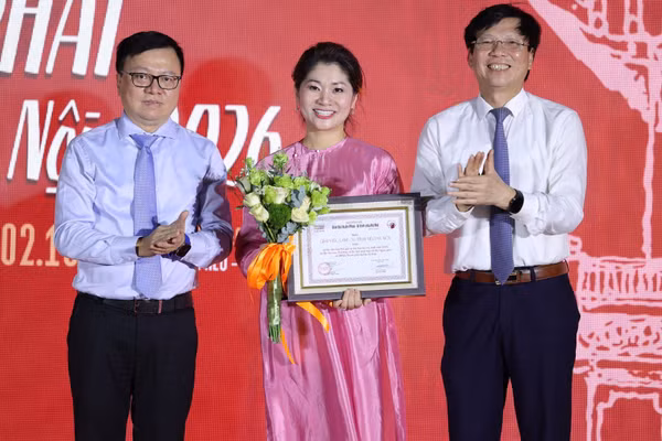 Đồng chí Lê Quốc Minh, Ủy viên Trung ương Đảng, Tổng Biên tập Báo Nhân Dân, Phó Trưởng Ban Tuyên giáo Trung ương, Chủ tịch Hội Nhà báo Việt Nam cùng Đại tá, nhà báo Hồ Quang Lợi, Phó Chủ tịch Hội Truyền thông số Việt Nam trao Giải Việc làm-Vì tình yêu Hà Nội. (Ảnh: BTC)