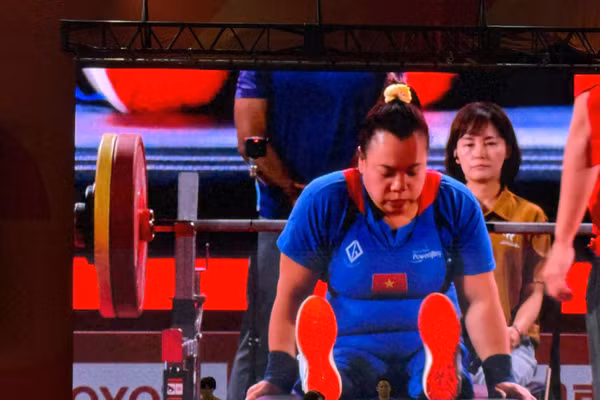 Nữ lực sĩ Đặng Thị Linh Phượng ở hạng cân 50kg. (Ảnh: HOÀI THU)