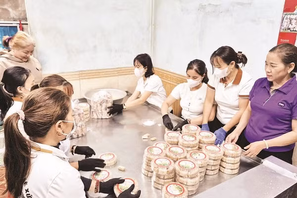 Đóng gói sản phẩm tại cơ sở bánh kẹo Ngọc Thắng ở xã Triệu Cơ, tỉnh Quảng Trị.
