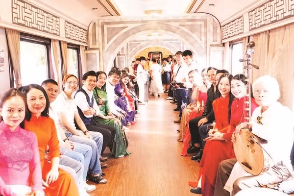 Hành khách ở toa cộng đồng cũng rất vui khi được nghe trình diễn ca nhạc dân gian, thưởng thức ẩm thực địa phương và giới thiệu đặc sản vùng miền đạt tiêu chuẩn OCOP.