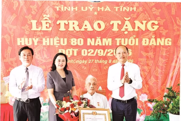 Đồng chí Đặng Tưng nhận Huy hiệu 80 năm tuổi đảng.
