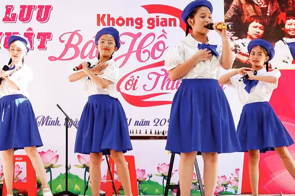 Các em thiếu nhi Nhà Thiếu nhi thành phố biểu diễn trong chương trình Giao lưu nghệ thuật Không gian Bác Hồ với thiếu nhi. (Ảnh THÚY BÌNH)