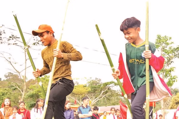 Sôi động hội thi đi cà kheo ở xã Kim Phú.