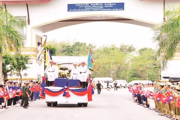 Lễ bàn giao và đón nhận hài cốt liệt sĩ quân tình nguyện, chuyên gia Việt Nam hy sinh tại Lào được quy tập trong mùa khô năm 2025-2026.